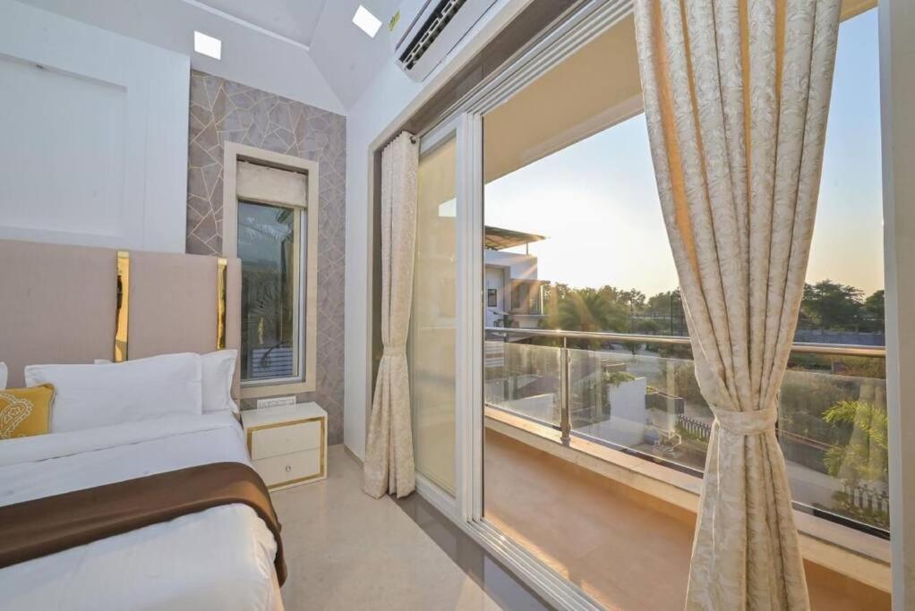 Royal Paradise Villa โลนาวาลา ภายนอก รูปภาพ